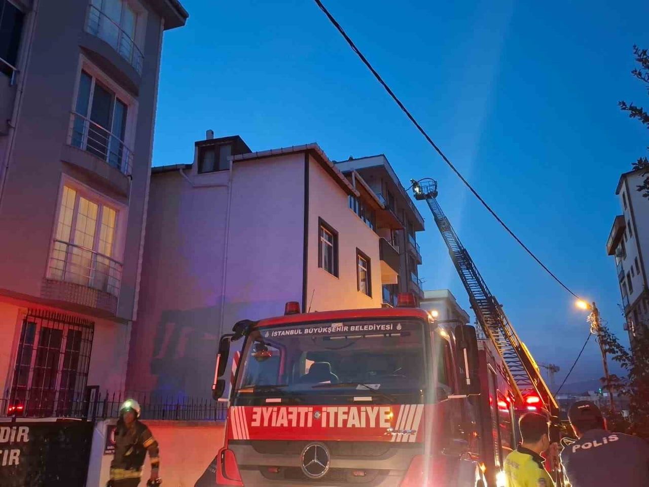 ÜMRANİYE'DE 5 KATLI BİR BİNANIN ÇATISINDA ÇIKAN YANGIN VATANDAŞLAR TARAFINDAN PANİĞE NEDEN...