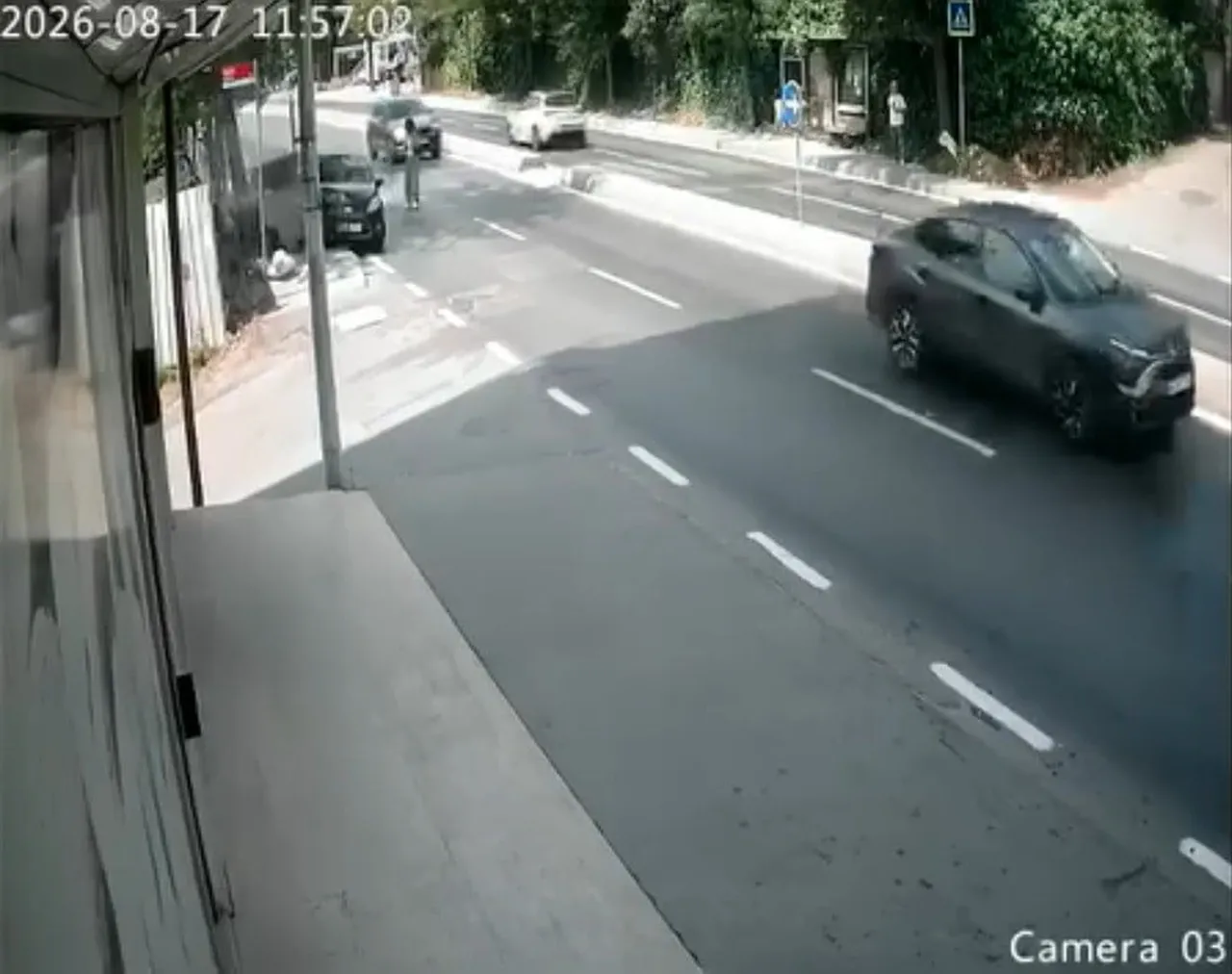 PENDİK'TE YAYA GEÇİDİNDE YAYAYA YOL VEREN ARACI FARK ETMEYEN BAŞKA BİR SÜRÜCÜ, YAYAYA ÇARPMAMAK...
