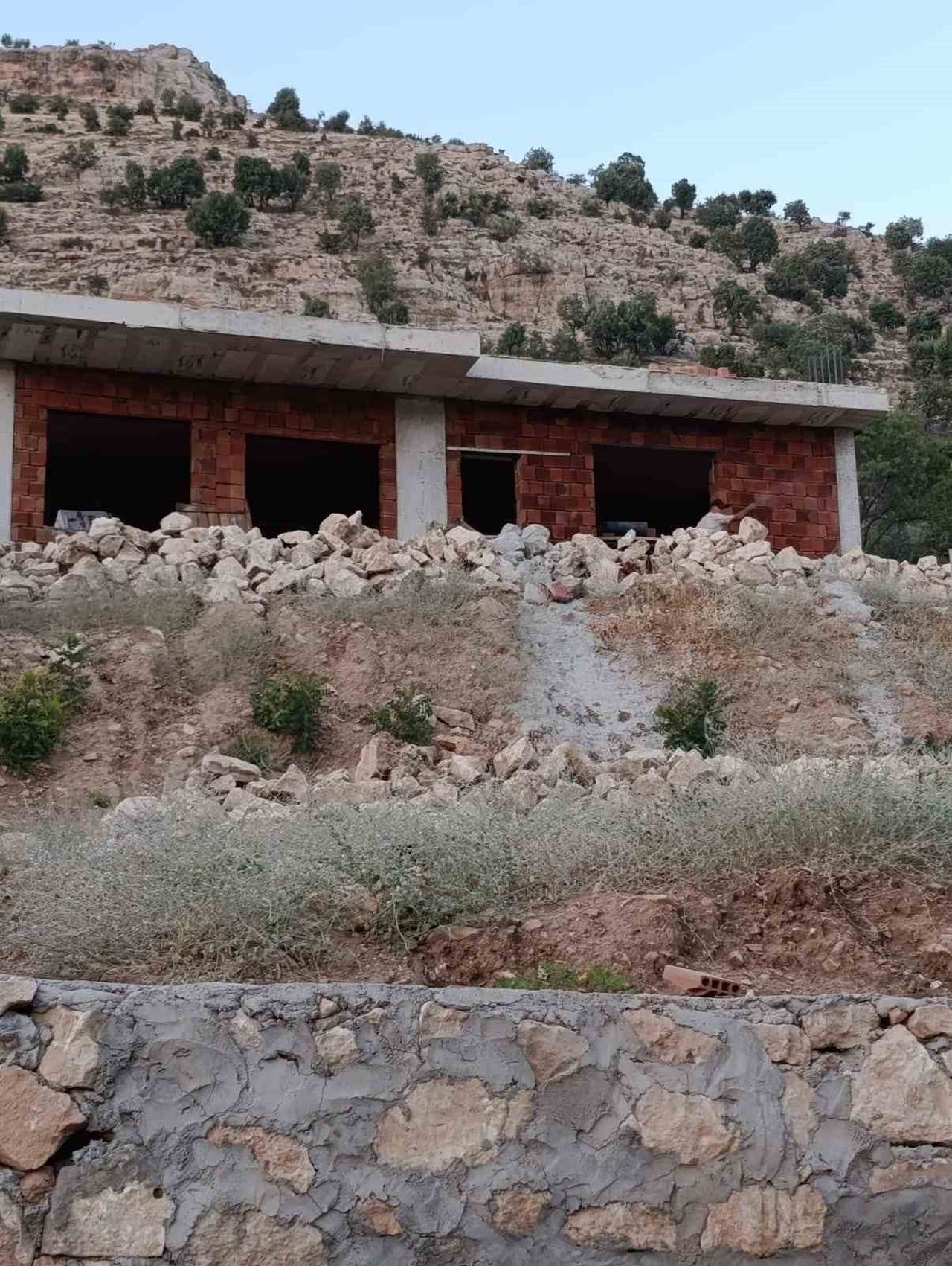 GERCÜŞ’TE İSKELEDEN DÜŞEN TAŞ USTASI AĞIR YARALANDI