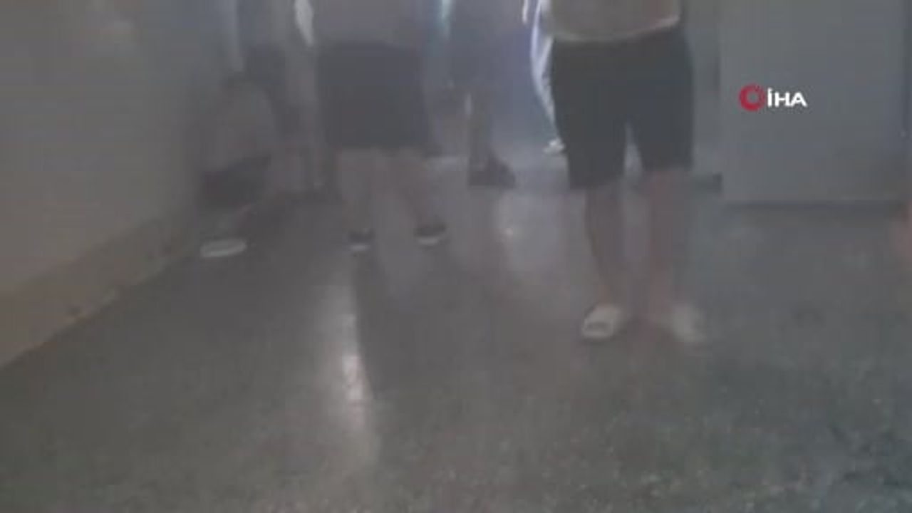 Yunanistan'daki Korydallos Cezaevi'nde Türkiye'ye iade edilen mahkumun nakli sırasında, diğer Türk...