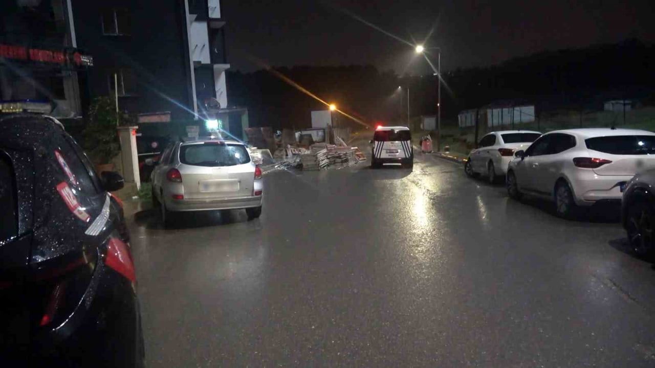 PENDİK'TE TOPRAK KAYMASI NEDENİYLE BİNA BOŞALTILDI