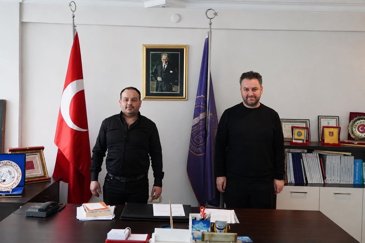SAĞDAKİ GİYİM ODASI HAŞİM BALCI, SOLDAKİ HARUN DİLEK