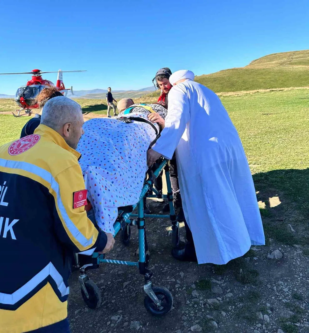 TRABZON ÇAYKARA'NIN EĞRİSU YAYLASI'NDA DÜŞEREK YARALANAN HASTA, HELİKOPTER AMBULANSLA ALINARAK...