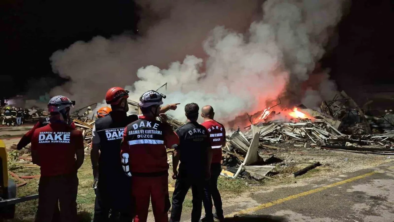 DÜZCE’DE AKŞAM SAATLERİNDE MEYDANA GELEN KAPI FABRİKASINDA Kİ YANGIN DEVAM EDERKEN İTFAİYE...