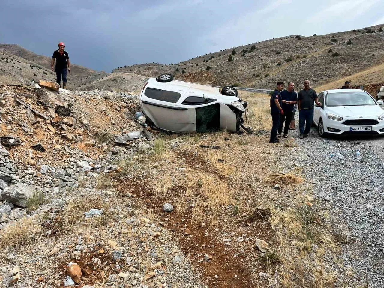 ADIYAMAN’IN ÇELİKHAN İLÇESİNDE KONTROLDEN ÇIKAN HAFİF TİCARİ ARACIN TAKLA ATMASI SONUCU 4’Ü ÇOCUK...