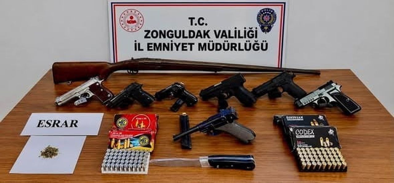 YAPILAN ARAMALARDA 5 RUHSATSIZ TABANCA, 8 TABANCA ŞARJÖRÜ, 576 TABANCA FİŞEĞİ, 2 KURUSIKI TABANCA...