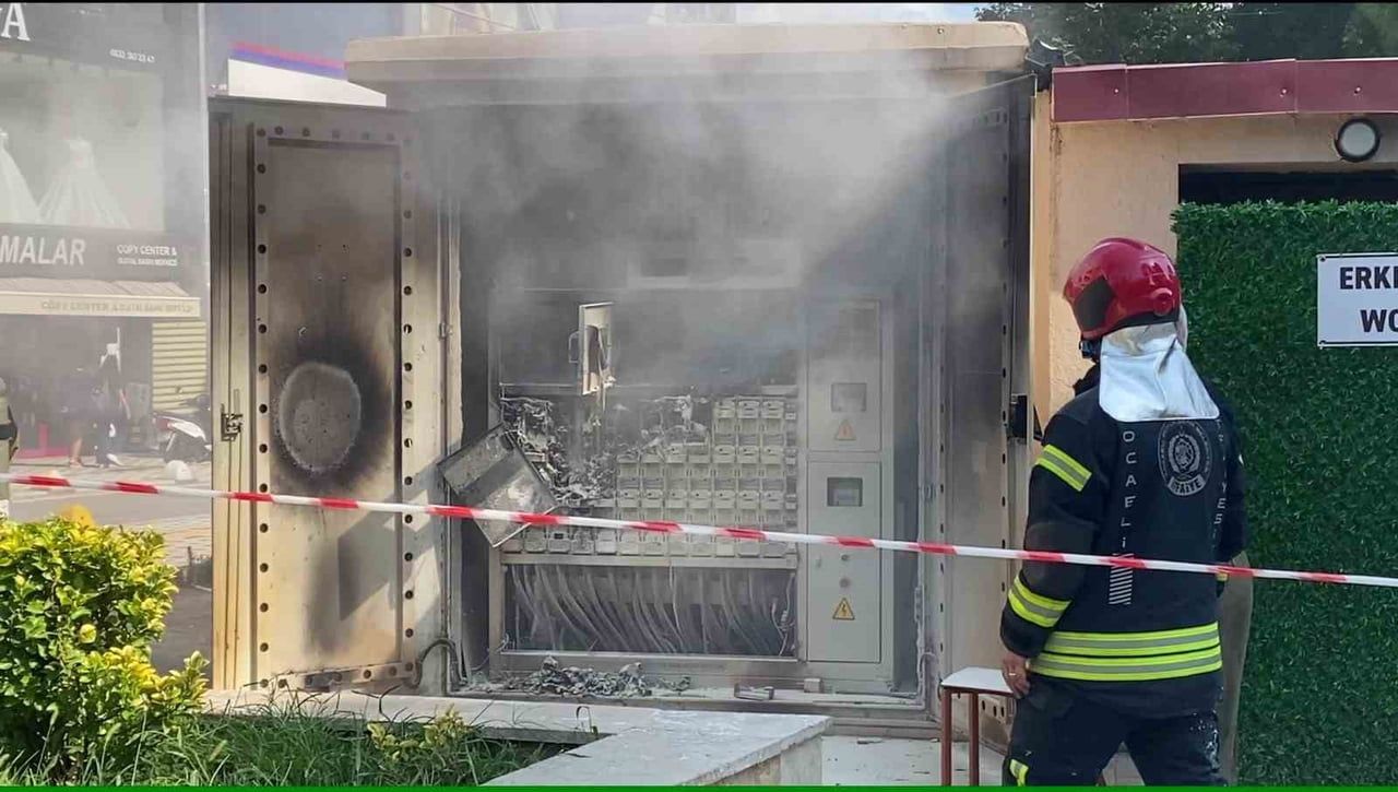 KOCAELİ'NİN İZMİT İLÇESİNDE KENT MERKEZİNDEKİ ELEKTRİK PANOSUNDA ÇIKAN YANGIN, İTFAİYE EKİPLERİNİN...