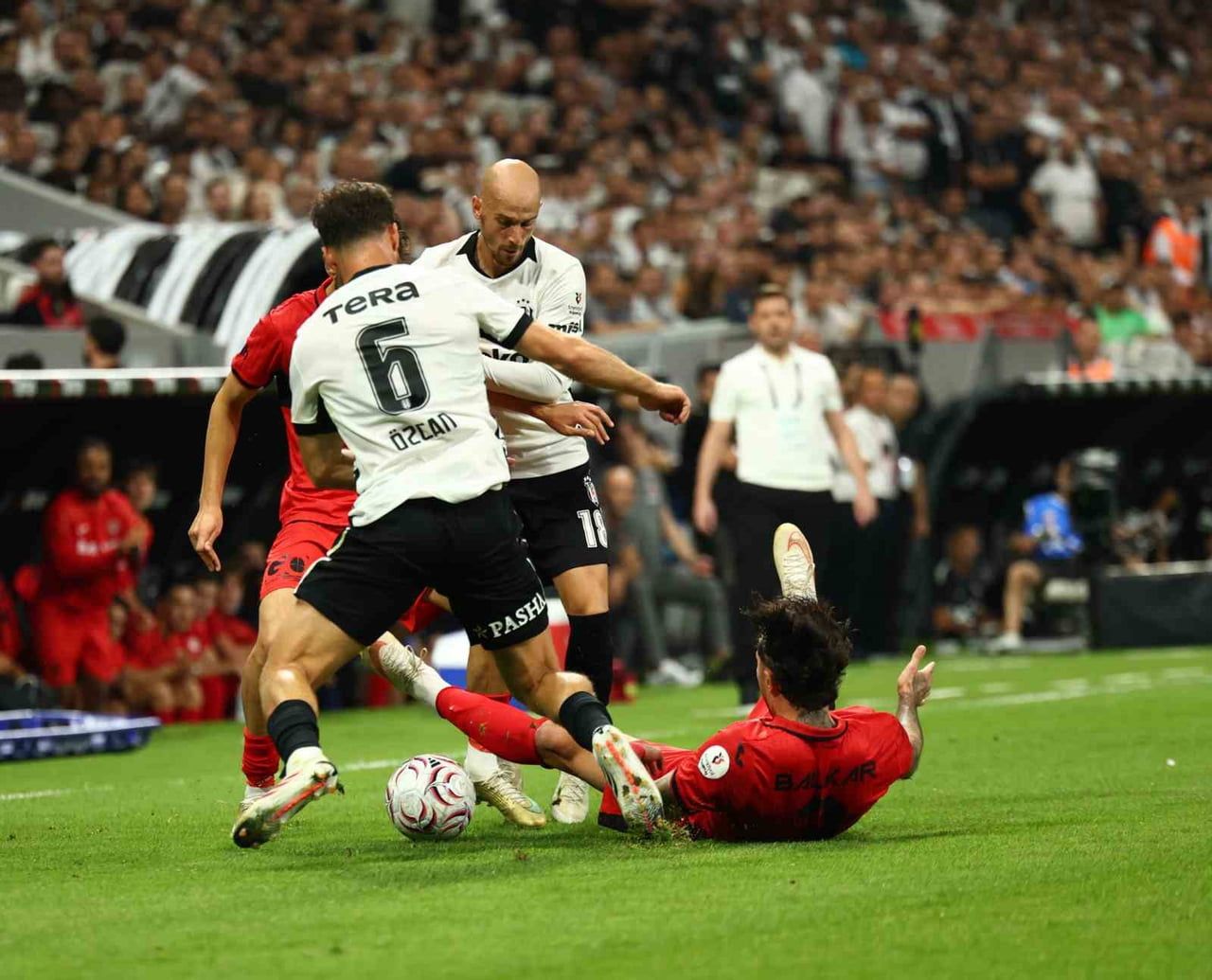 TRENDYOL SÜPER LİG'İN 3. HAFTASINDA BEŞİKTAŞ, ÇORUM FK’YI KONUK EDİYOR. MAÇIN İLK YARISI EV SAHİBİ...