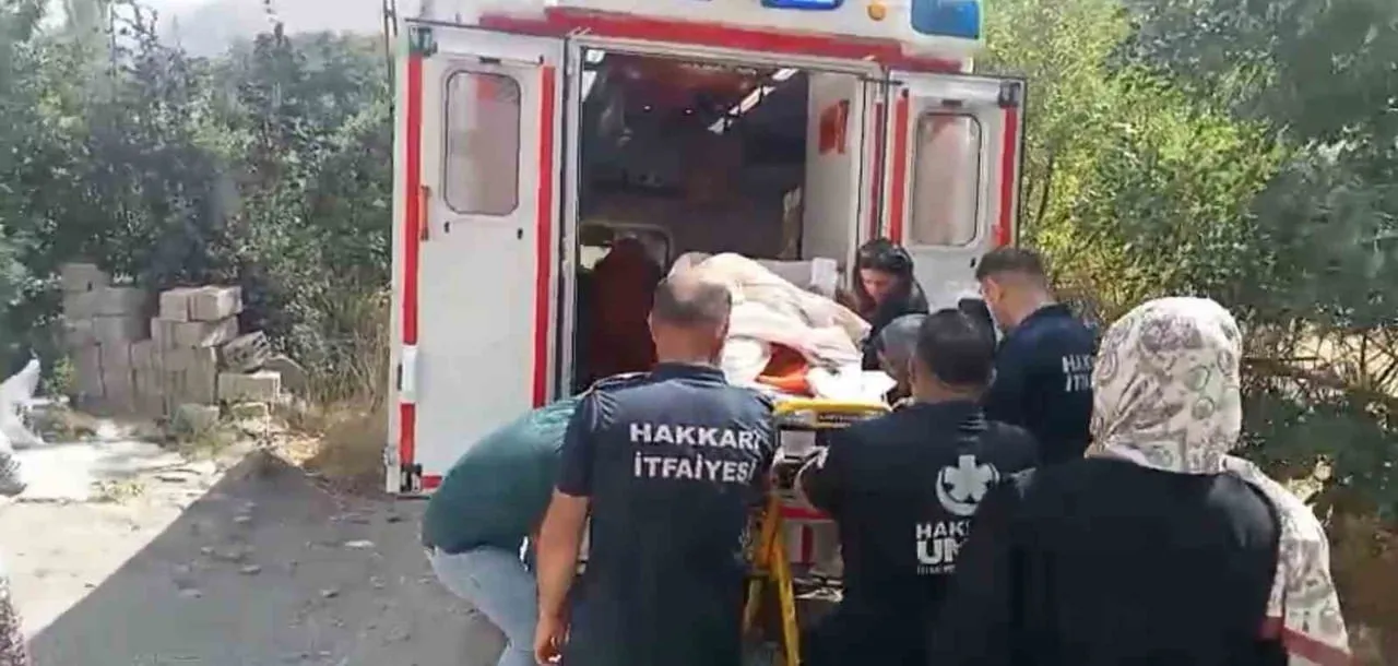 HAKKARİ’NİN MERZAN MAHALLESİ’NDE YATALAK VE YAKLAŞIK 140 KİLOGRAM AĞIRLIĞINDAKİ G.H. İSİMLİ HASTA...
