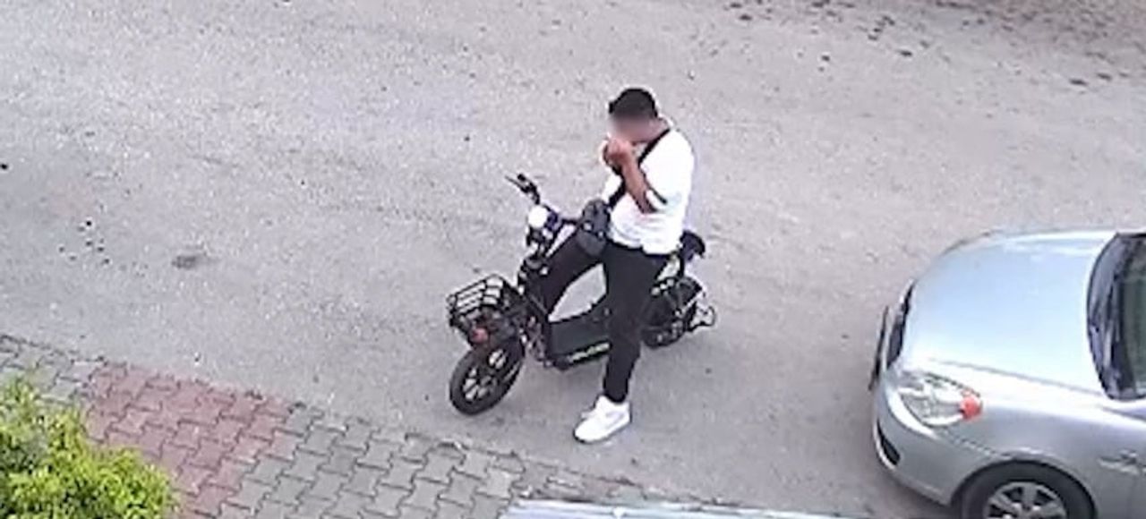BOLU’DA ELEKTRİKLİ BİSİKLETLİ BİR ŞAHIS, SOKAK ORTASINDA BULDUĞU YAVRU KEDİYİ ÖNCE DAKİKALARCA...