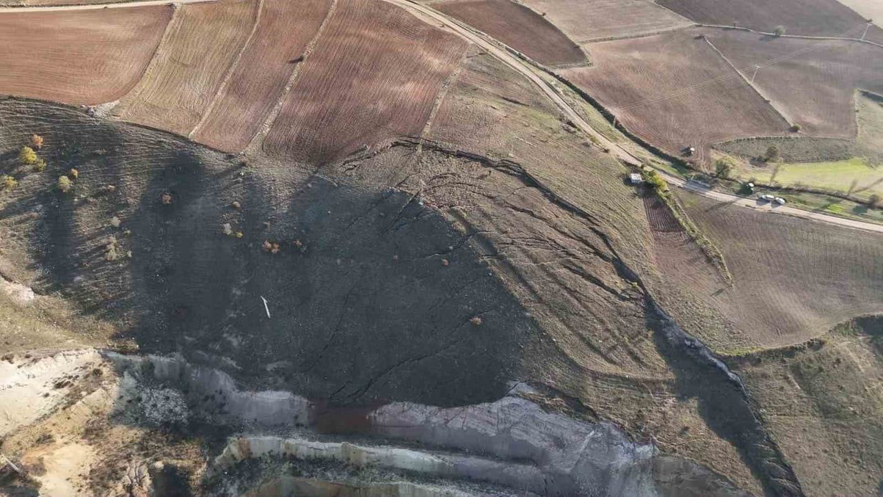 YOZGAT'IN AYDINCIK İLÇESİNE BAĞLI BAYDİĞİN BELDESİNDE TARIM ARAZİLERİNDE MEYDANA GELEN ZEMİN...