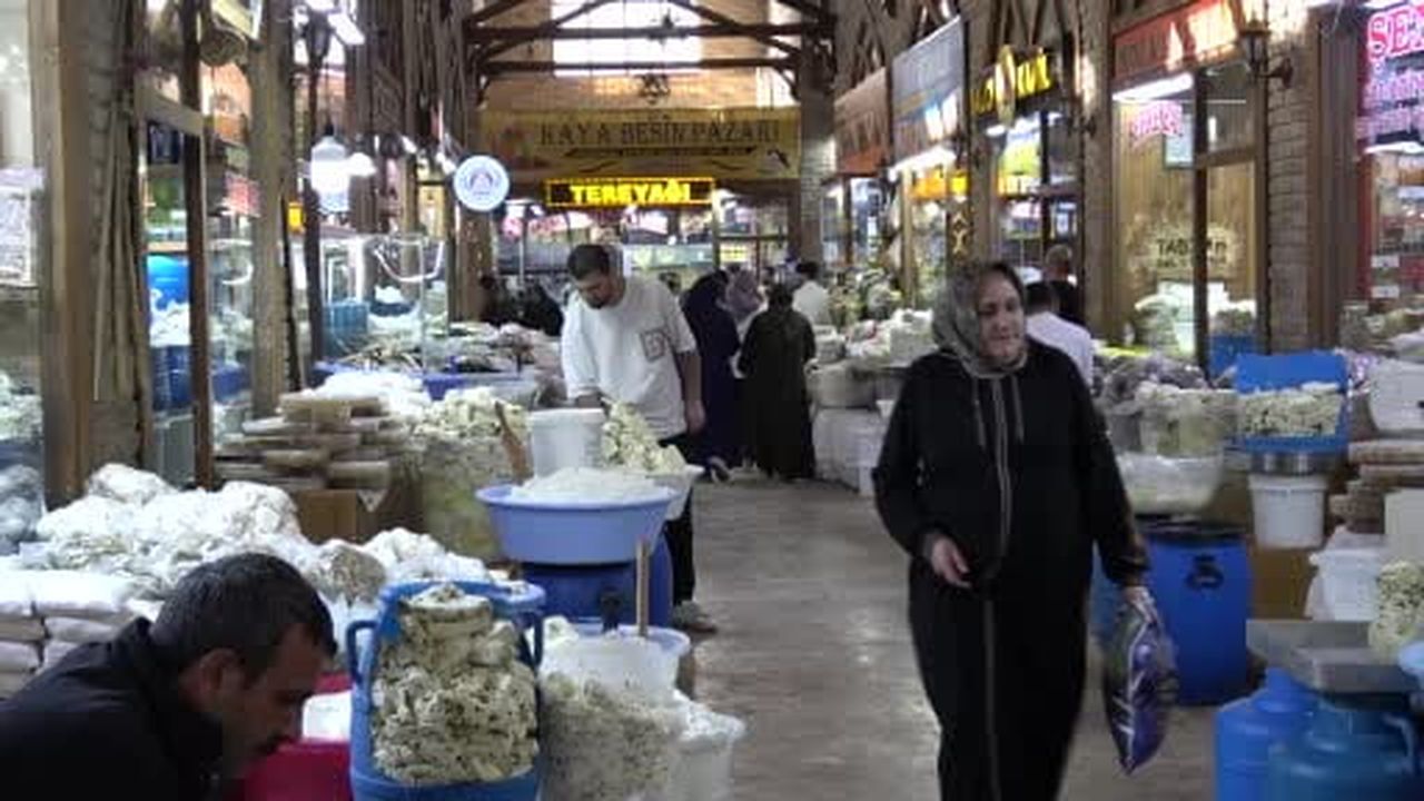 Van’ın meşhur otlu küp peyniri tezgâhlardaki yerini almaya başladı