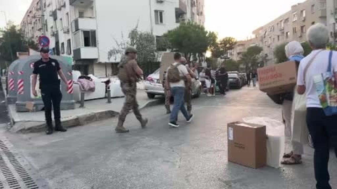 Güvenlik görevlisinin silahıyla 5 kişiyi rehin almış