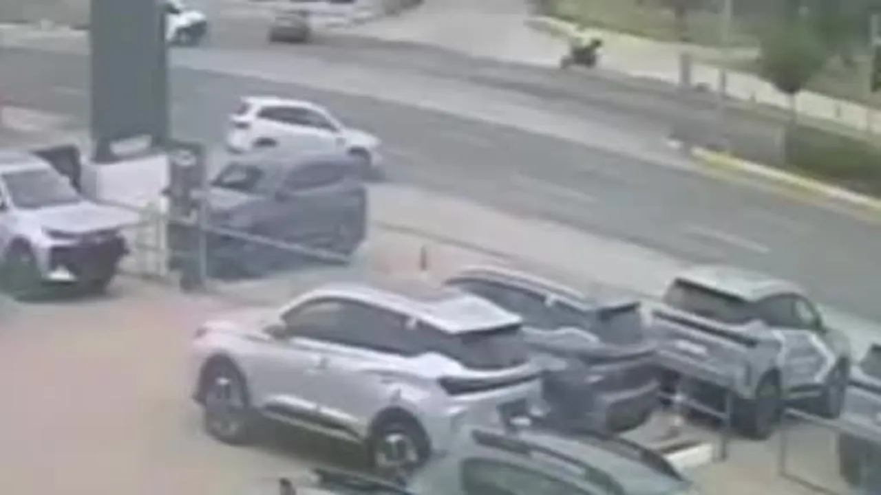 Balıkesir'de otomobil ile çarpışan motosikletli hayatını kaybetti... Feci kaza kamerada
