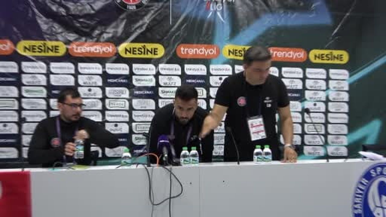 Fatih Karagümrük Teknik Sorumlusu Aleksandar Gitsov, ikinci yarının başında kırmızı kart görerek...