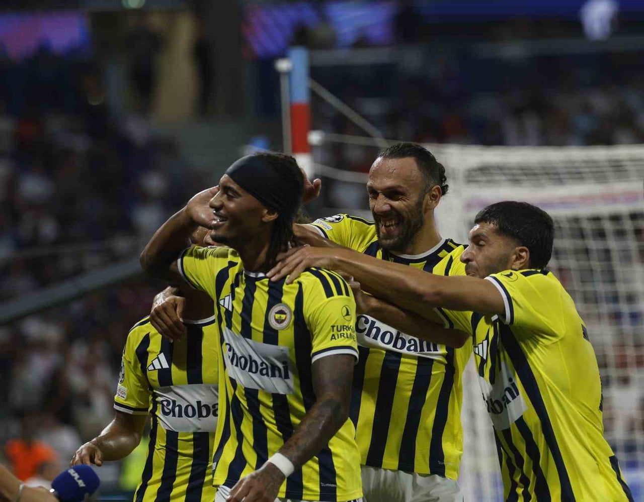 FENERBAHÇE, UEFA ŞAMPİYONLAR LİGİ PLAY-OFF TURU'NDA FRANSIZ EKİBİ LYON'U ELEMEYİ BAŞARDI VE DEVLER...