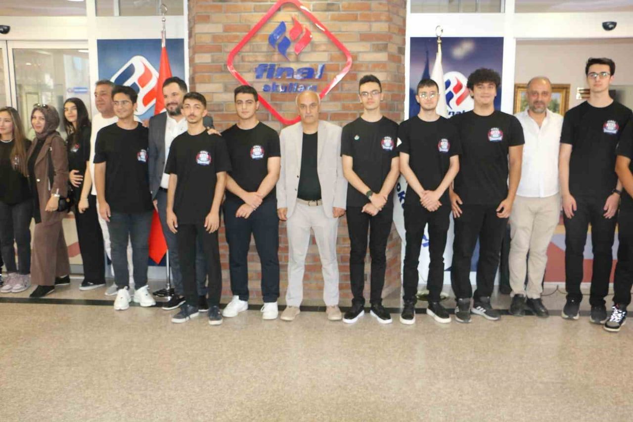 KONUŞMALARIN ARDINDAN ÖĞRENCİLER TOPLU FOTOĞRAF ÇEKTİRDİ VE PASTA KESTİ.