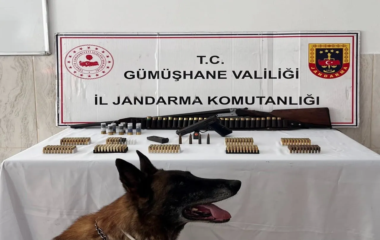 GÜMÜŞHANE'NİN KÜRTÜN İLÇESİNDE JANDARMA EKİPLERİNCE BİR EVE DÜZENLENEN ADLİ ARAMADA RUHSATSIZ...