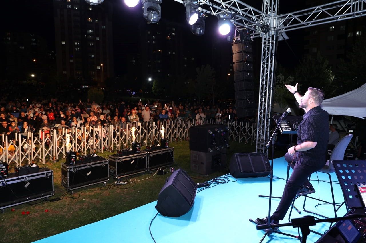 MELİKGAZİ BELEDİYESİ'NİN İLDEM YEŞİLYURT PARKI’NDA DÜZENLEDİĞİ KONSERDE TALHA BORA ÖGE VE...