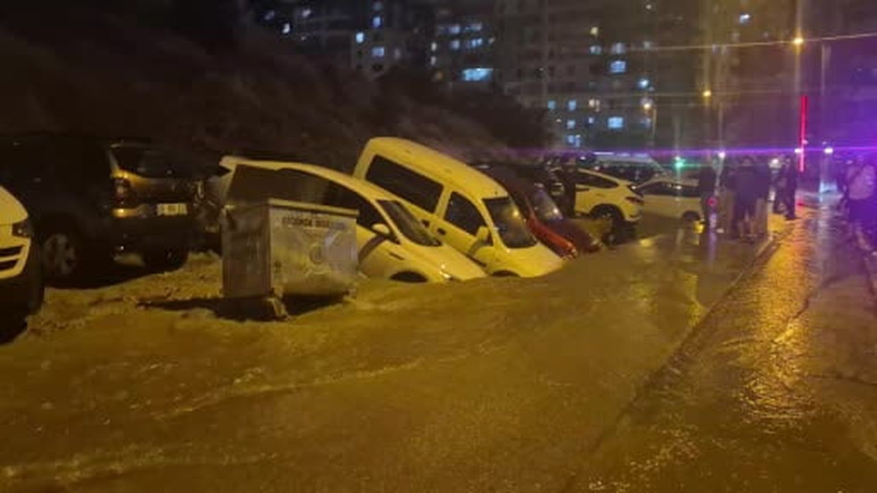 Ankara'da yol çöktü, onlarca araç mahsur kaldı