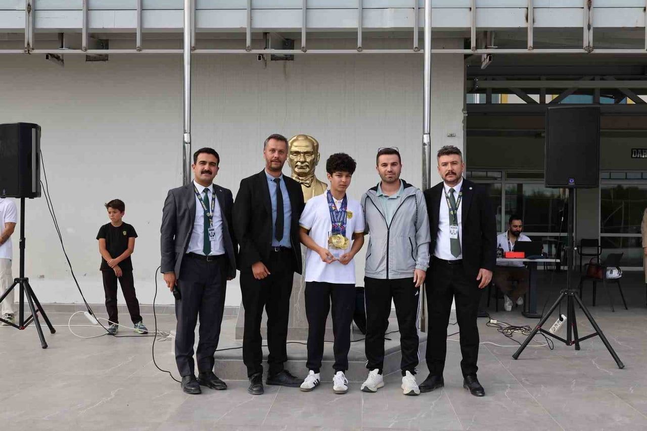 MTK ÖĞRENCİSİ RÜZGAR ALP YALÇINKAYA’DAN MASA TENİSİNDE AVRUPA’DA TARİHİ BAŞARI