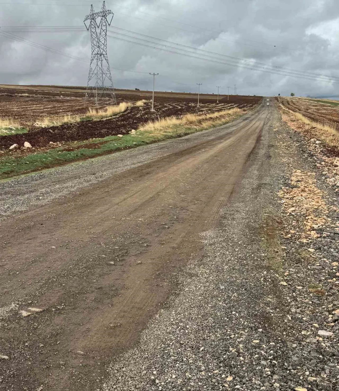 ADIYAMAN’DA, UZUN BİR SÜREDİR BOZUK OLAN KÖY YOLU VATANDAŞLARIN TEPKİSİNE NEDEN OLUYOR.