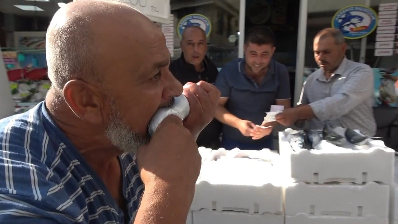 BALIKÇIDA ÇALIŞAN YUSUF USTA PALAMUTU ÇİĞ ÇİĞ YEDİ