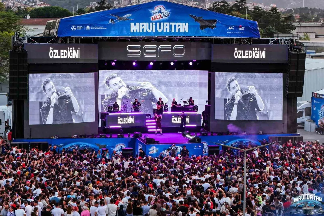 TEKNOFEST MAVİ VATAN FESTİVALİNSE ŞARKICI SEFO SAHNE ALDI.