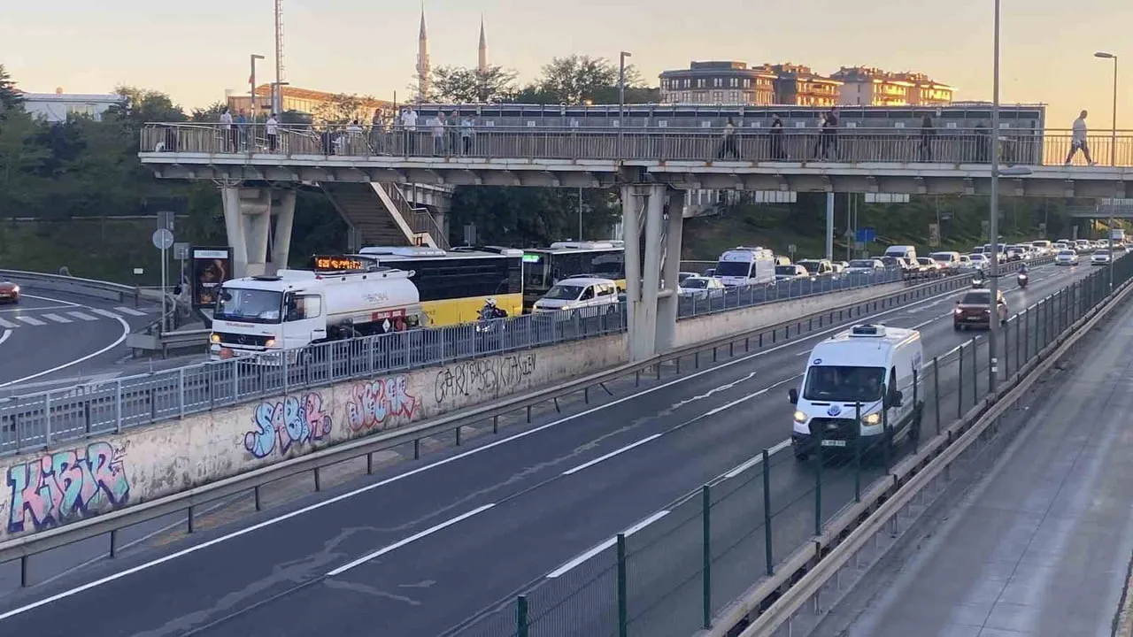 BEYOĞLU OKMEYDANI E-5 YOLU ÜZERİNDE ARIZLANAN TANKER TRAFİĞİ KİLİTLEDİ. VATANDAŞLAR UZUN SÜRE...