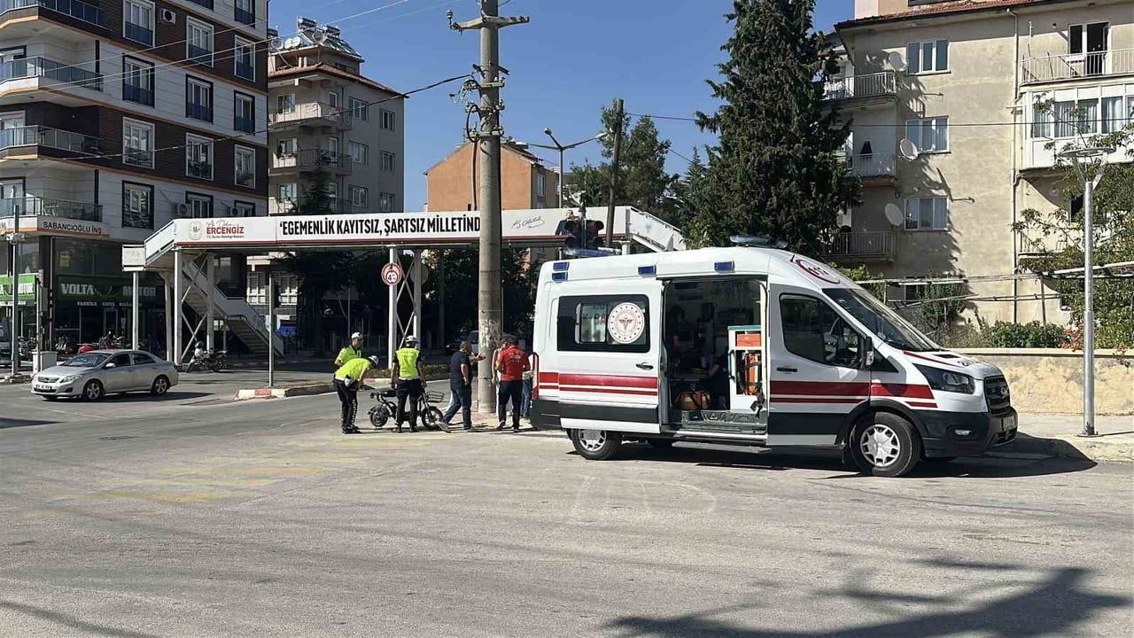 BURDUR'DA MOTOSİKLET İLE ELEKTRİKLİ BİSİKLETİN ÇARPIŞMASI SONUCU MEYDANA GELEN TRAFİK KAZASINDA 2...