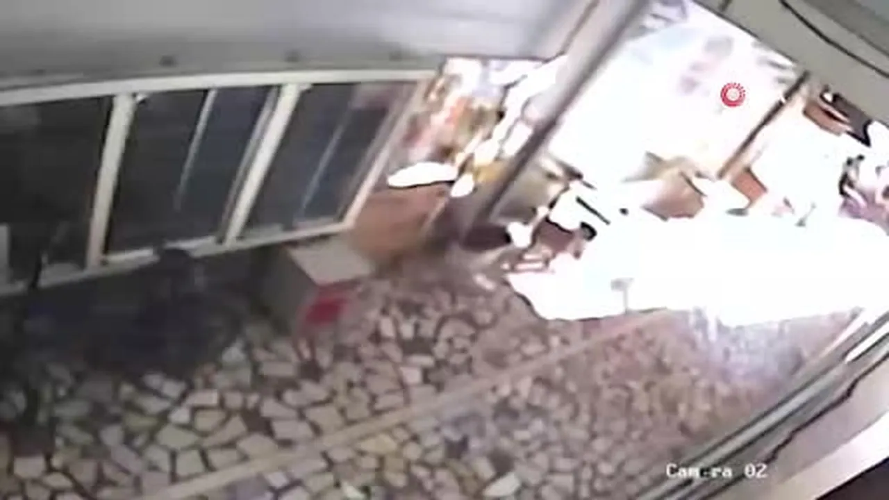 Küçükçekmece'de polisle silahlı saldırgan arasında nefes kesen kovalamaca kamerada