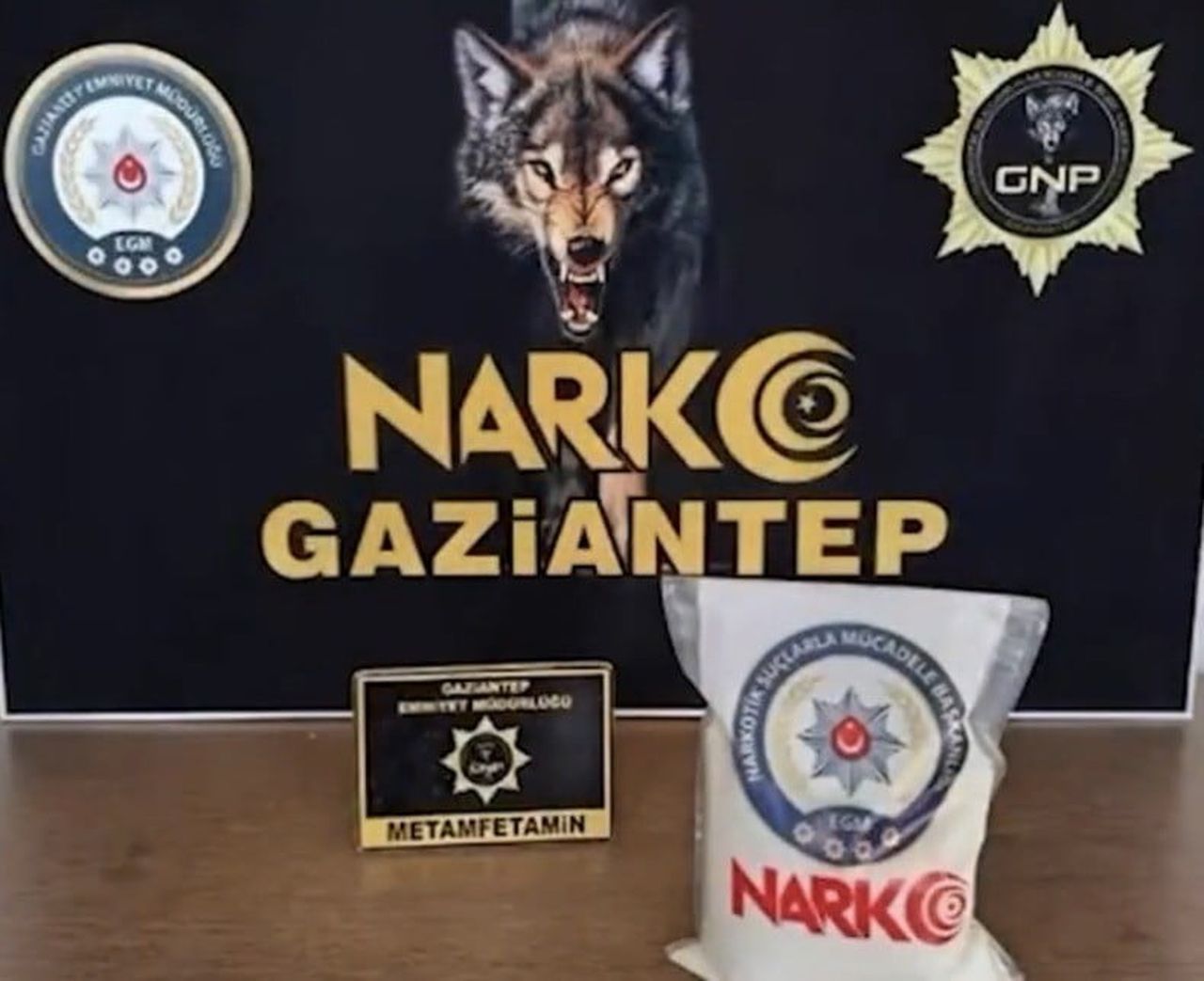 GAZİANTEP'TE BİR ARAÇTA YAPILAN ARAMALARDA 1 KİLO METAMFETAMİN ELE GEÇİRİLDİ, 2 ŞÜPHELİ GÖZALTINA...