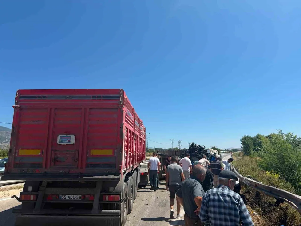 TOKAT-TURHAL KARA YOLUNDA ÇEKİCİ İLE TRAKTÖRÜN ÇARPIŞMASI SONUCU MEYDANA GELEN TRAFİK KAZASINDA 1...