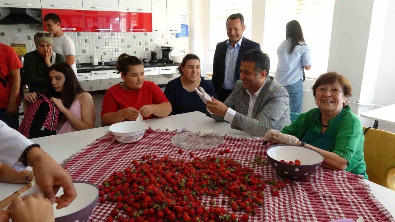 ÖĞRENCİLERLE YAKINDAN İLGİLENEN DOĞAN, ÖĞRENCİLERLE BİRLİKTE SAMSUNSPOR BİLEKLİĞİ YAPTI, ÇİLEK...
