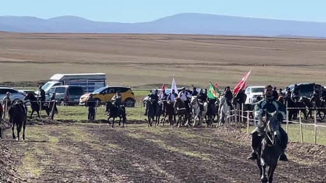 Kars'ta rahvan atlar nefes kesti: Geleneksel yarışlara yoğun ilgi