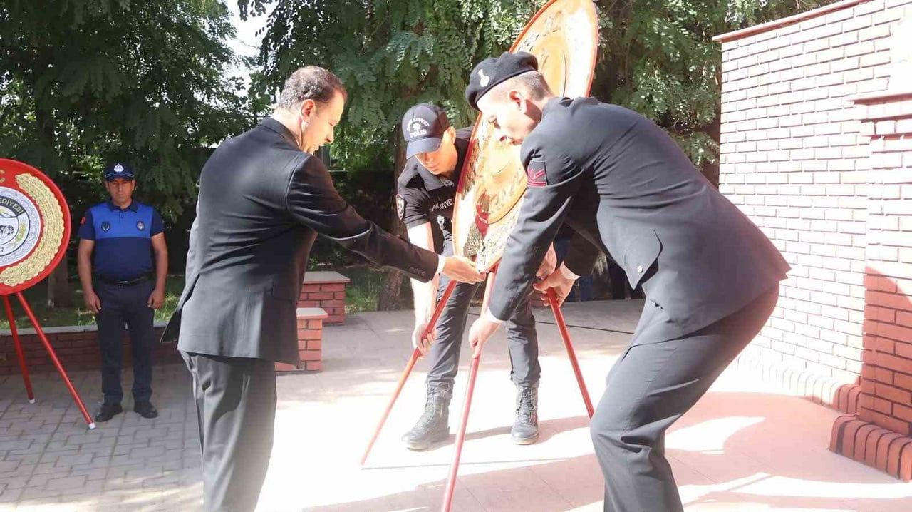 ŞIRNAK’IN İDİL İLÇESİNDE 19 EYLÜL GAZİLER GÜNÜ DOLAYISIYLA TÖREN DÜZENLENDİ. KAYMAKAM ANIL...