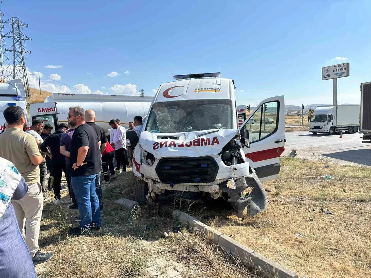 ÇORUM’UN SUNGURLU İLÇESİNDE CİP İLE AMBULANSIN ÇARPIŞMASI NETİCESİNDE MEYDANA GELEN KAZADA 5 KİŞİ...