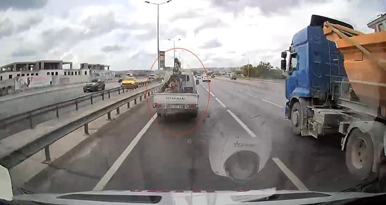 BÜYÜKÇEKMECE E-5’TE AMBULANSA YOL VERMEYEN KAMYONET BÖYLE GÖRÜNTÜLENDİ