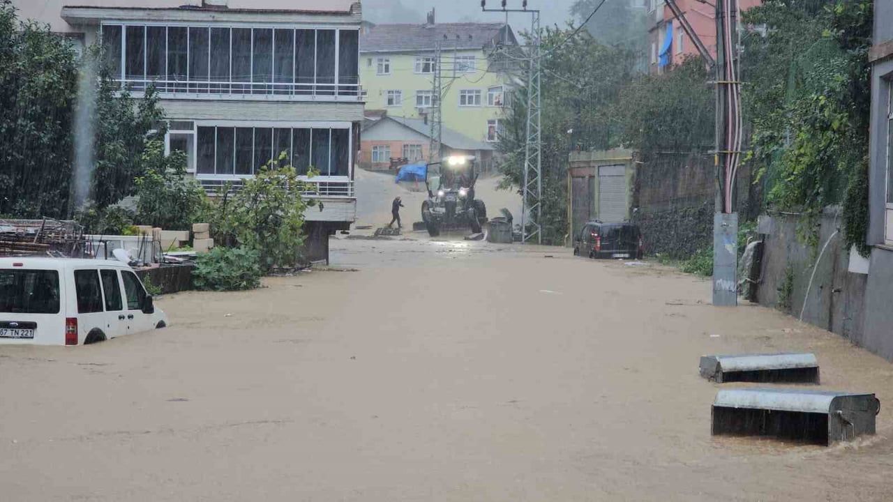 ZONGULDAK'IN EREĞLİ İLÇESİNDE ETKİLİ OLAN SAĞANAK NEDENİYLE METREKAREYE YAKLAŞIK 80 KİLOGRAM YAĞIŞ...