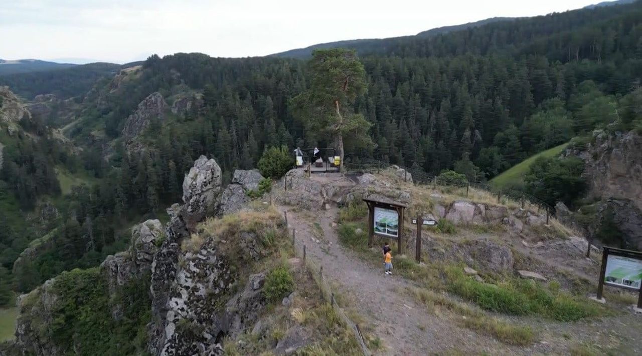 KARS’IN SAKLI CENNETİ KEKLİK DERESİ GÖRENLERİ BÜYÜLÜYOR(KARS-İHA)