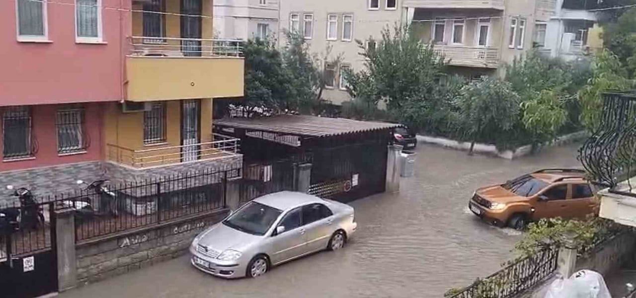 FETHİYE’DE SAĞANAK HAYATI OLUMSUZ ETKİLEDİ