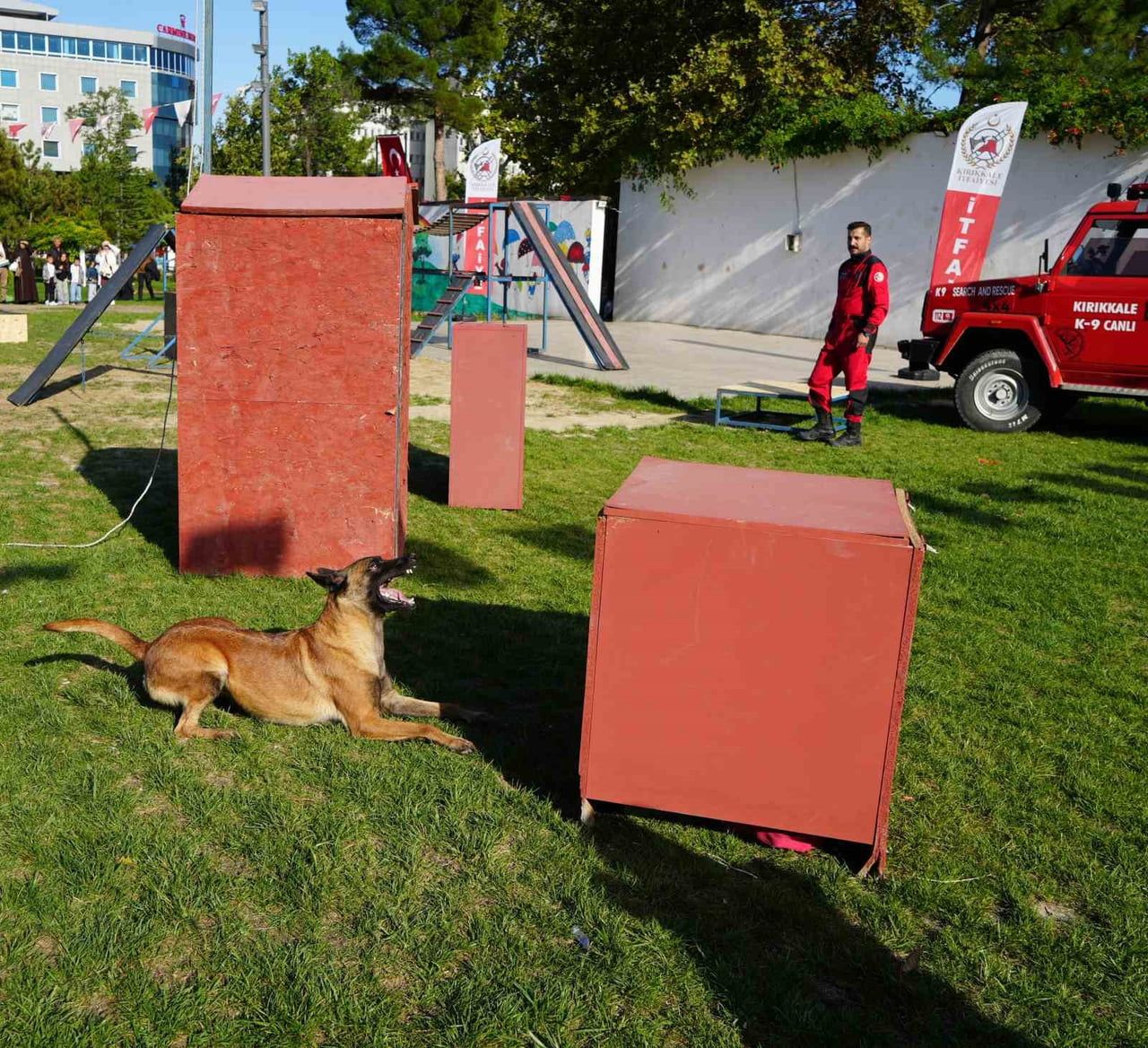 İTFAİYE MÜDÜRLÜĞÜNE BAĞLI CANLI ARAMA KURTARMA KÖPEK BİRİMİ, BÜYÜK ŞEHİR PARKI'NDA VATANDAŞLAR VE...