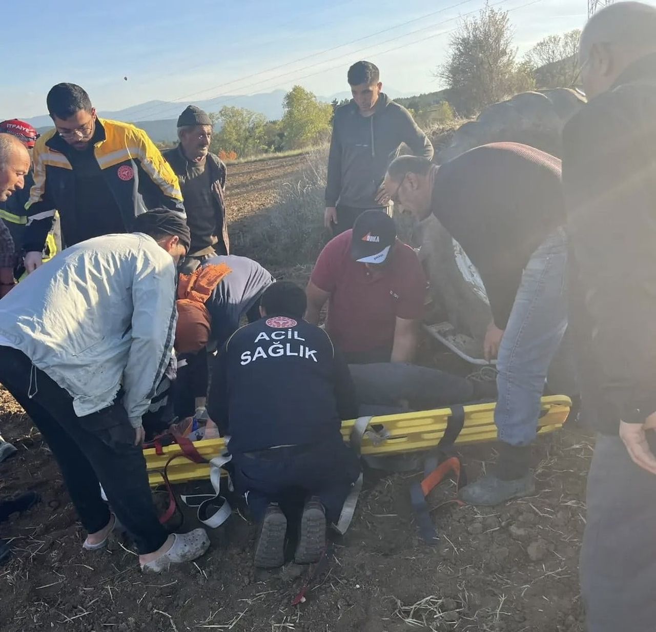 KASTAMONU’DA TARLASINI SÜRDÜĞÜ ESNADA DEVRİLEN TRAKTÖRÜN ALTINDA KALAN SÜRÜCÜ YARALANDI.