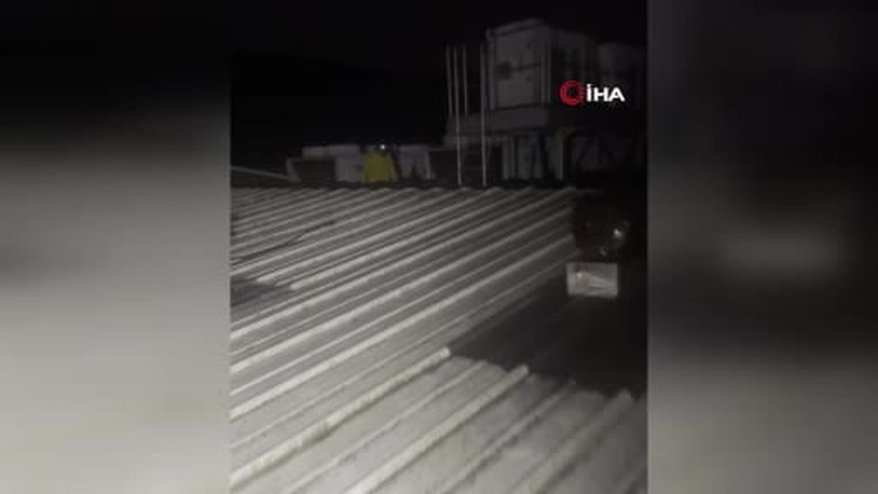 İstanbul'da jandarma ekipleri çatılardan geçerek mahsur kalan vatandaşları böyle kurtardı