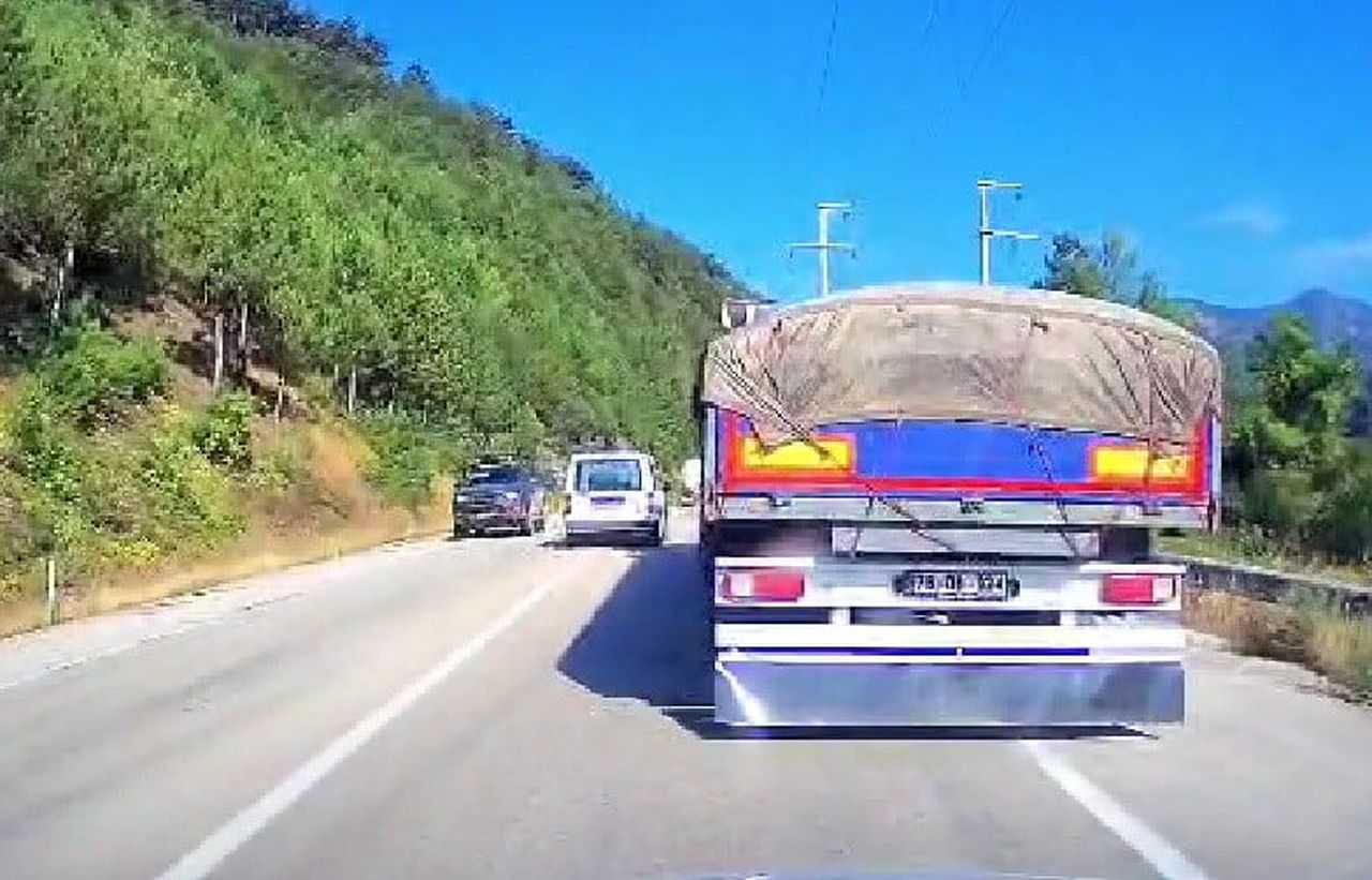 SÜRÜCÜLERİN SON ANDA YAPTIĞI MANEVRALARLA MUHTEMEL KAZA ÖNLENİRKEN, FACİANIN EŞİĞİNDEN DÖNÜLEN...