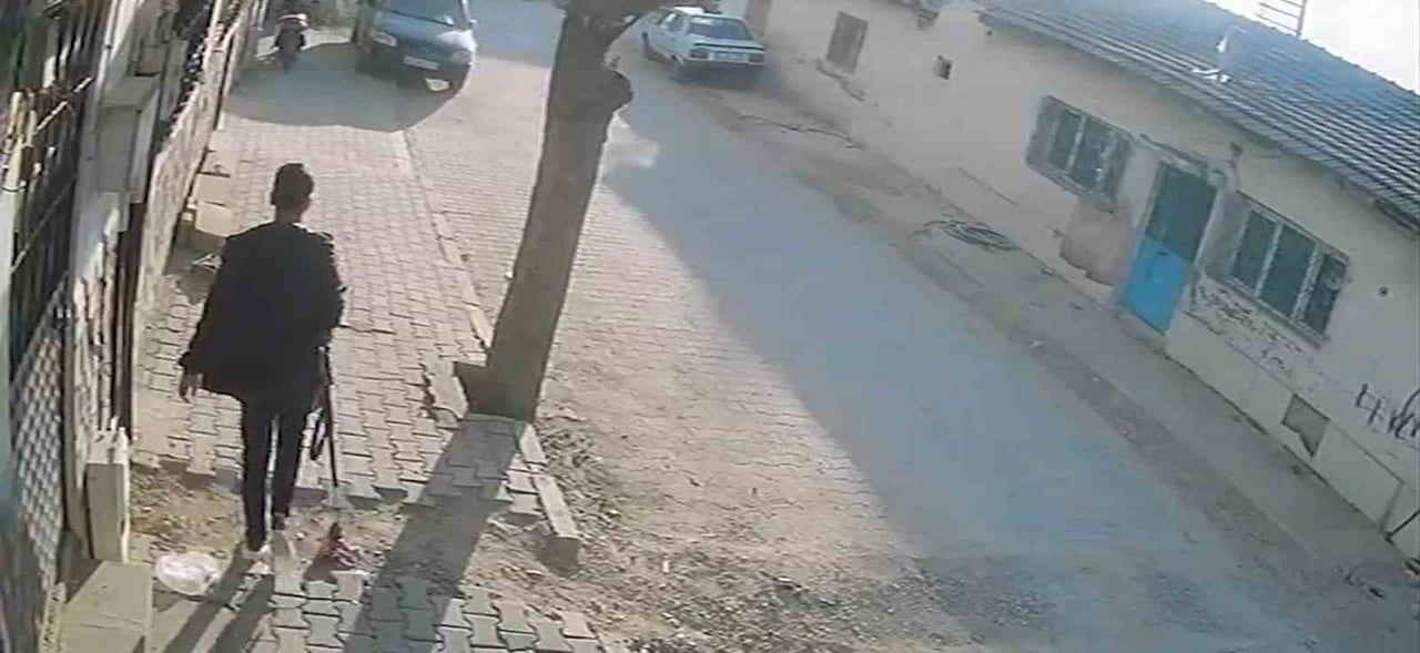 ÇEVREDEKİ İŞ YERLERİNİN GÜVENLİK KAMERALARINA YANSIYAN GÖRÜNTÜLERDE, ŞÜPHELİNİN OLAY ÖNCESİNDE...