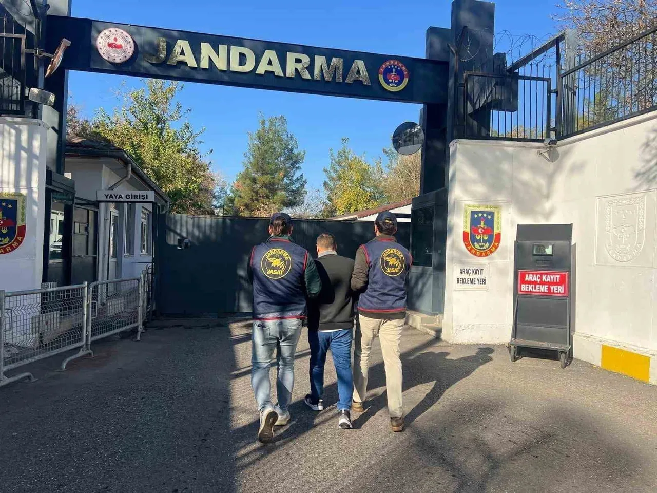 HAKLARINDA KESİNLEŞMİŞ HAPİS CEZASI BULUNAN 85 KİŞİ YAKALANDI.