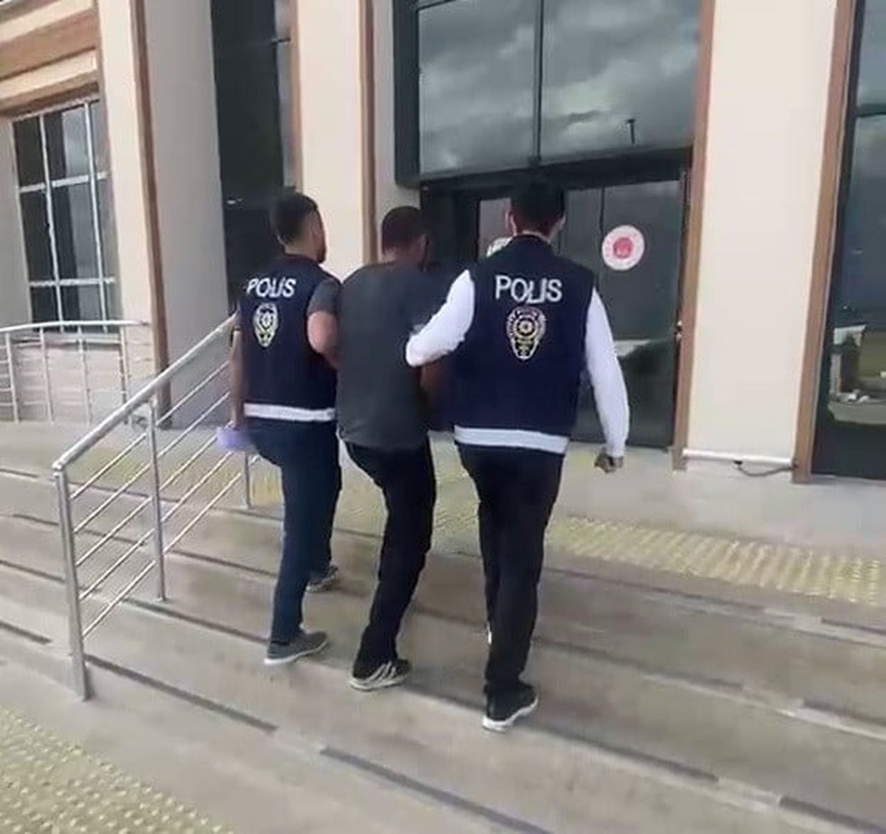 ADIYAMAN’IN BESNİ İLÇESİNDE HAKKINDA 4 AYRI KESİNLEŞMİŞ DOSYADAN TOPLAM 15 YIL 4 AY HAPİS VE 20...