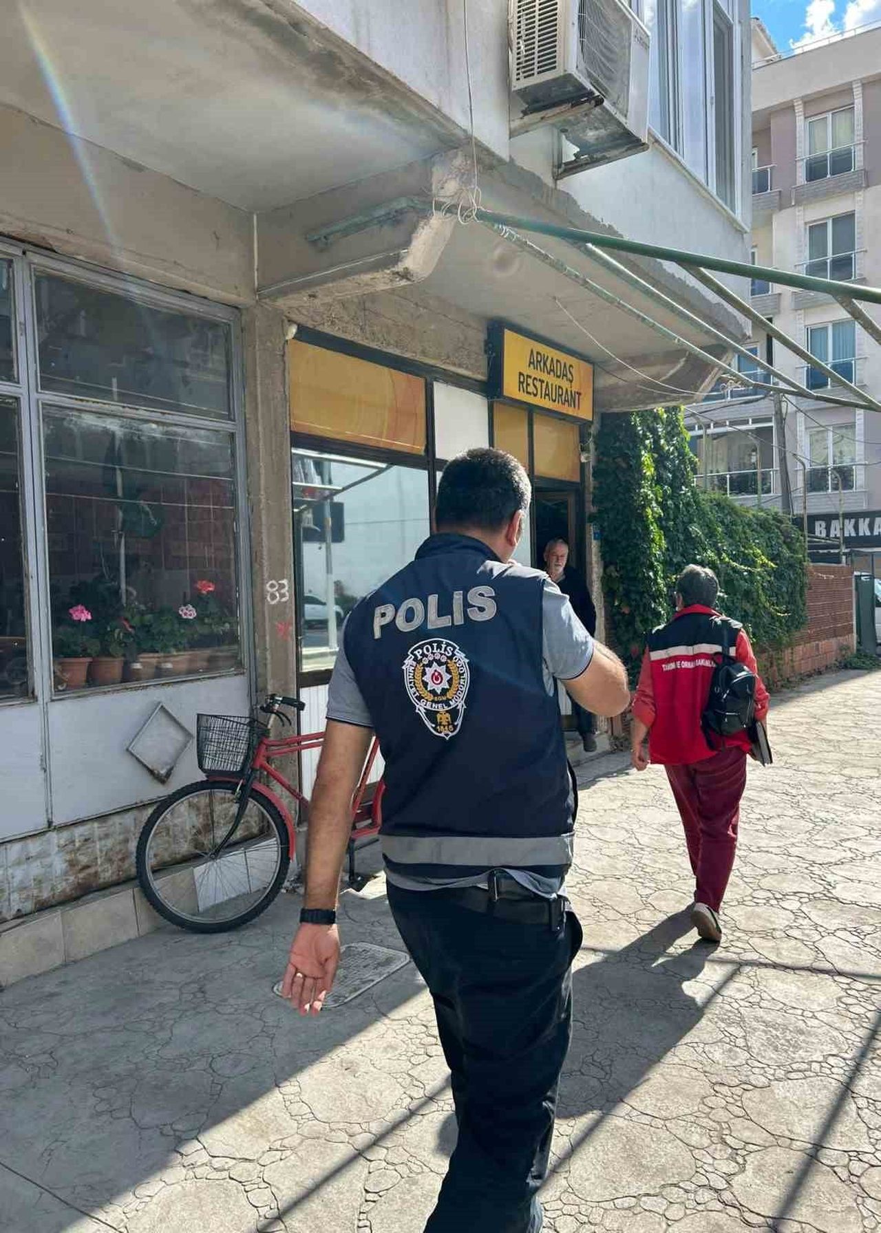 TEKİRDAĞ'IN MURATLI İLÇESİNDE TARIM VE ORMAN MÜDÜRLÜĞÜ İLE İLÇE EMNİYET MÜDÜRLÜĞÜ EKİPLERİ, HALK...