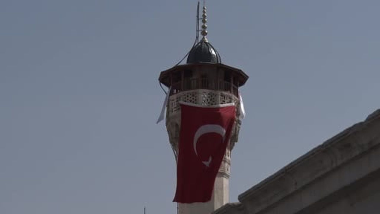 Gaziantep'te depremde hasar gören tarihi Tahtani Camii yeniden ibadete açıldı
